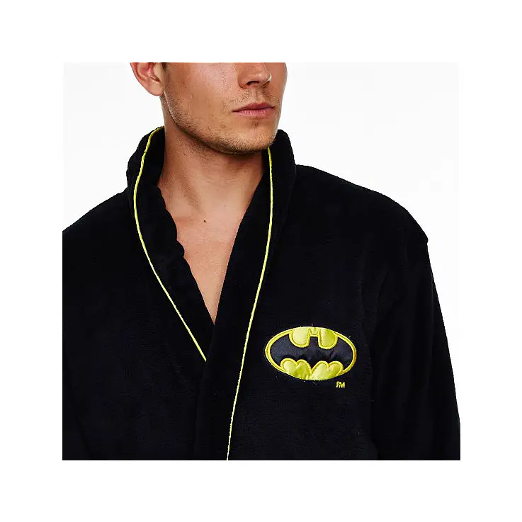 El logo de batman se repite en el pecho