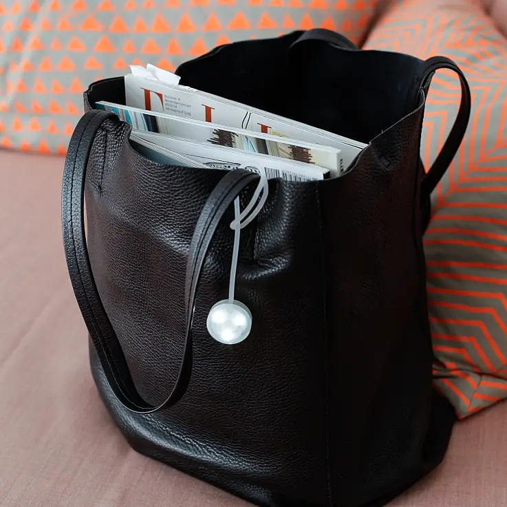 Con dos ajustes de luz: fija o intermitente