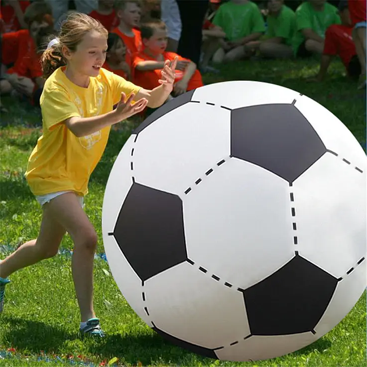 Un balón hinchable de fútbol verdaderamente gigante