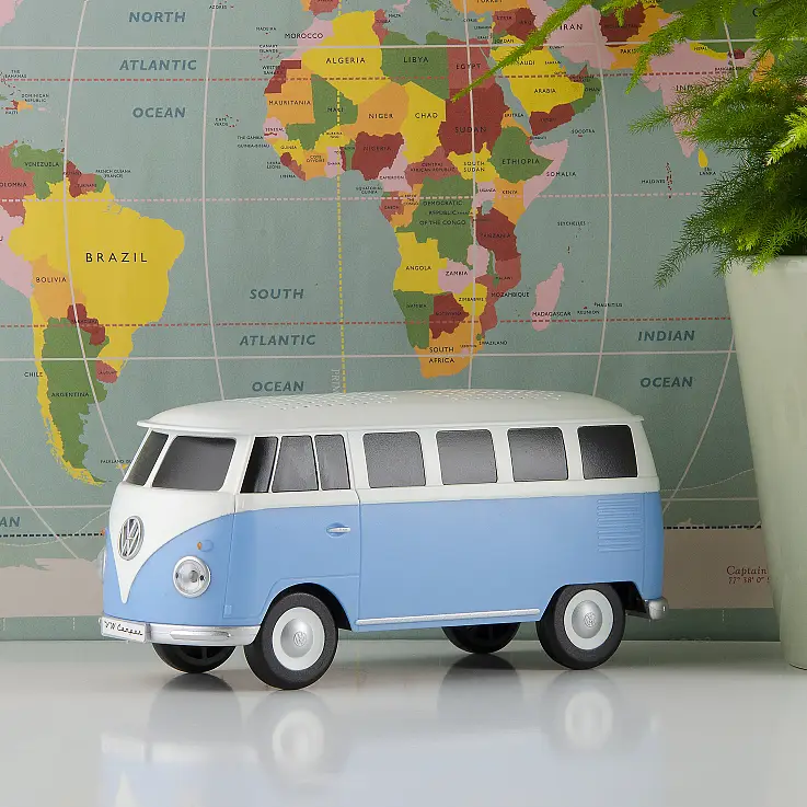 Un altavoz Bluetooth sobre ruedas