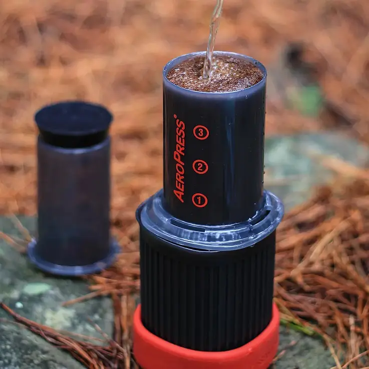 Prepara café caliente en aproximadamente 1 minuto 