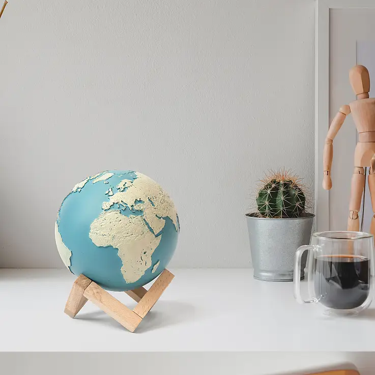 Una lámpara con la forma de la bola del mundo