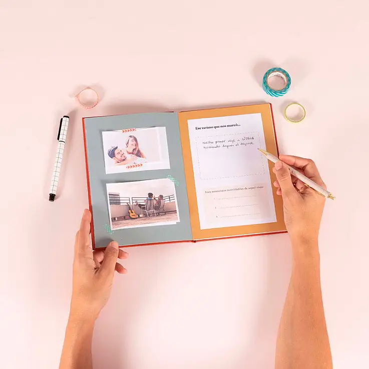 Con espacio rellenable para que pegues vuestras fotos