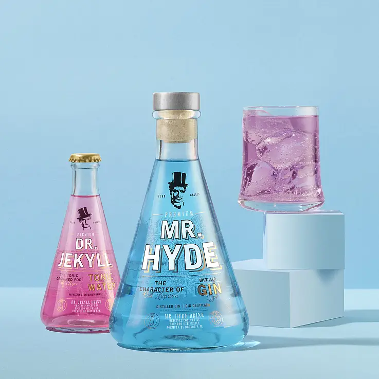 Mezclándolo se obtiene un gin tonic suave de color violeta