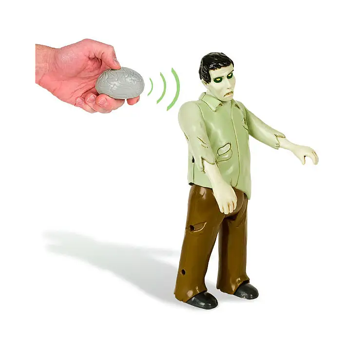 El zombi se mueve y gruñe de una forma que asustará a cualquiera.