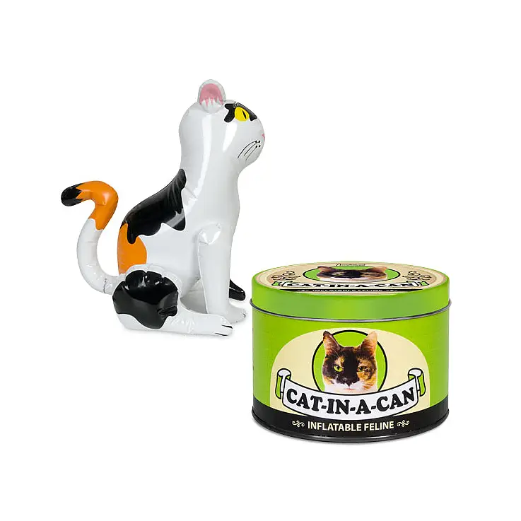 El gato hinchable viene sin inflar en una lata.