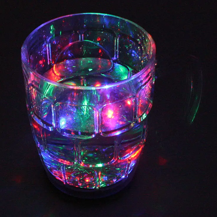 Tiene ocho LED’s de colores brillantes.