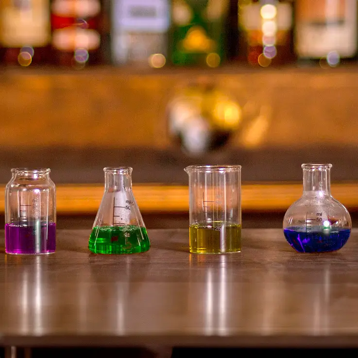 Set de 4 vasos de chupito en forma de recipientes de laboratorio