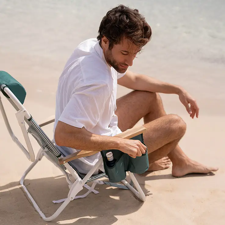 Cuenta con dos posavasos