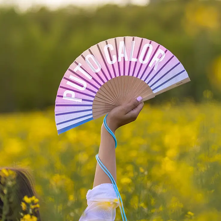 Incluye un práctico colgador