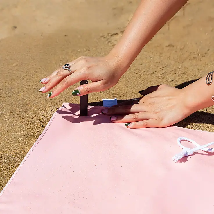 Incluye 4 piquetas para fijarla a la arena