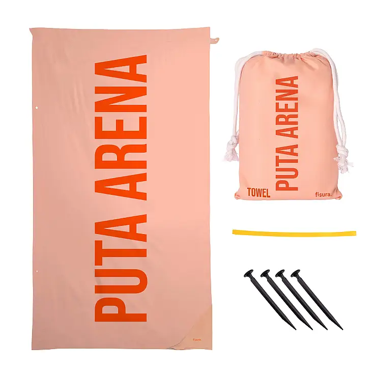 Ocupa poco espacio, es ligera, de secado rápido y repele la arena