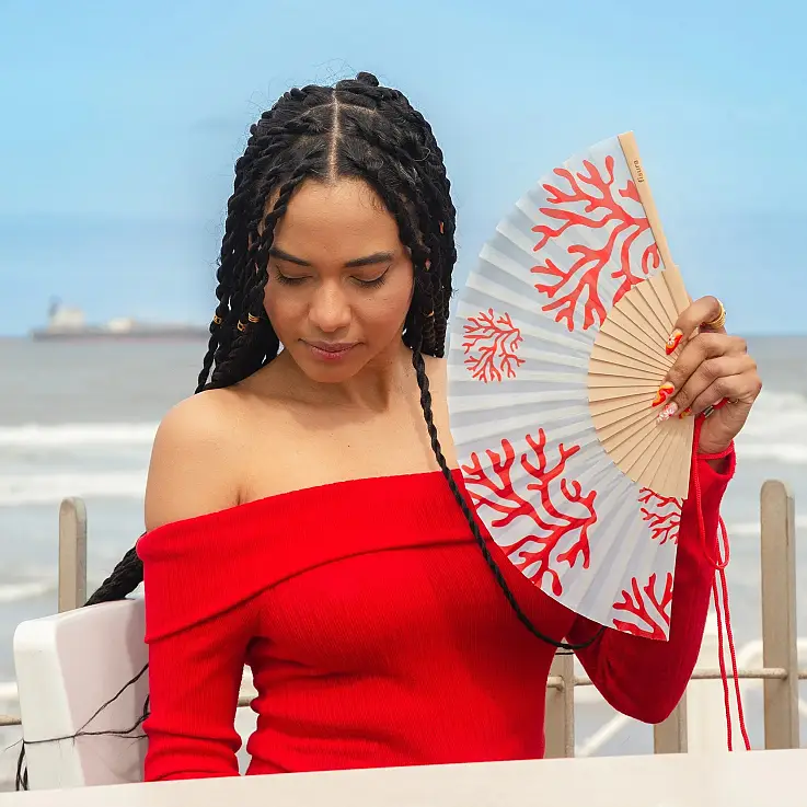 Incluye un práctico colgador