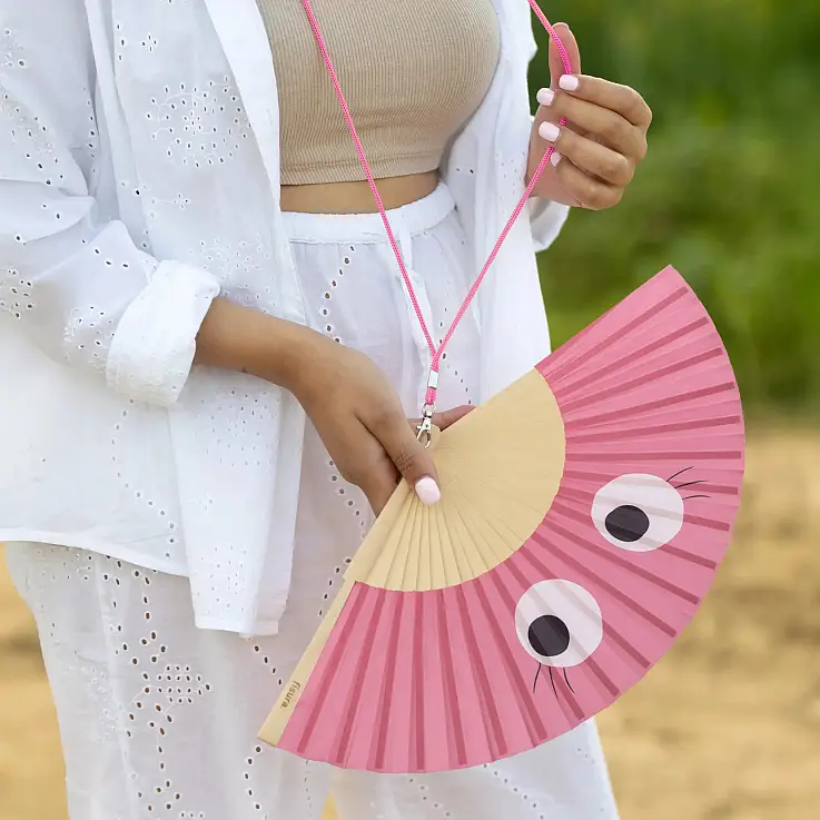 Incluye un práctico colgador