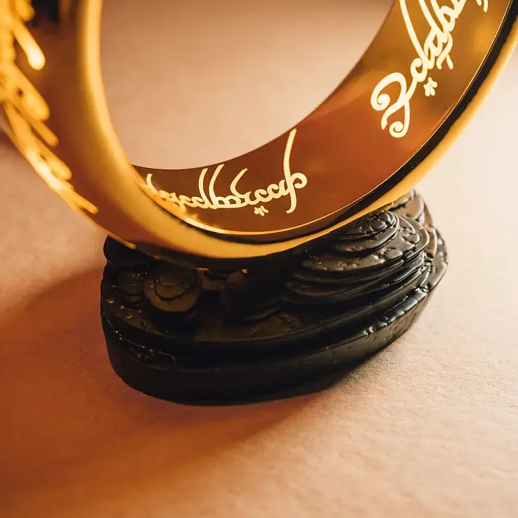 La inscripción del anillo se ilumina