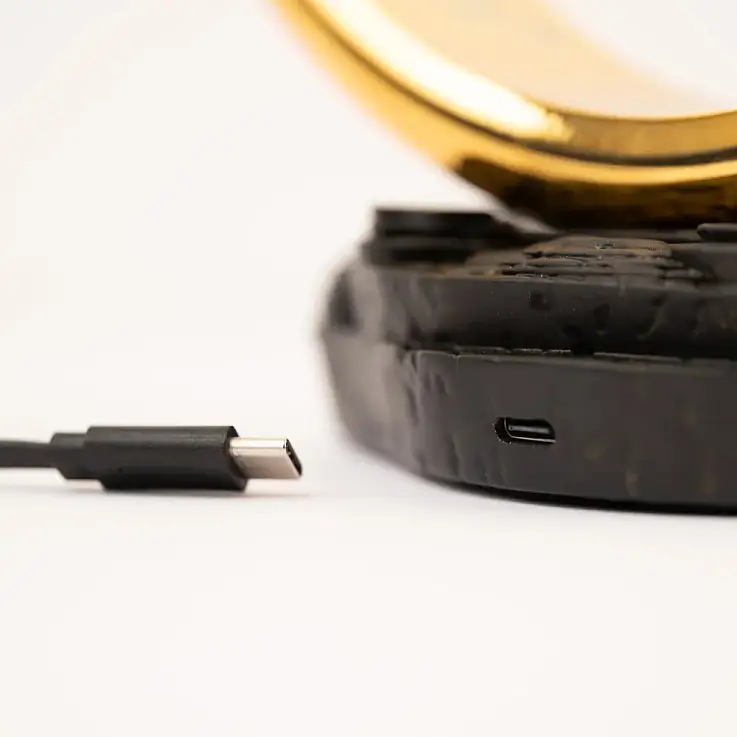 Funciona con un cable USB-C (incluido) o 3 pilas AAA (no incluidas)