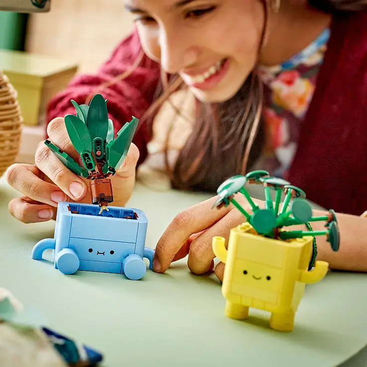 Construye dos macetitas con carita sonriente
