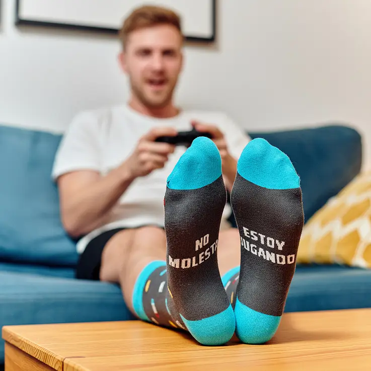 Calcetines con mensaje: No molestar, estoy jugando