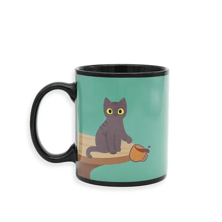 Con la taza caliente aparece un gatito travieso