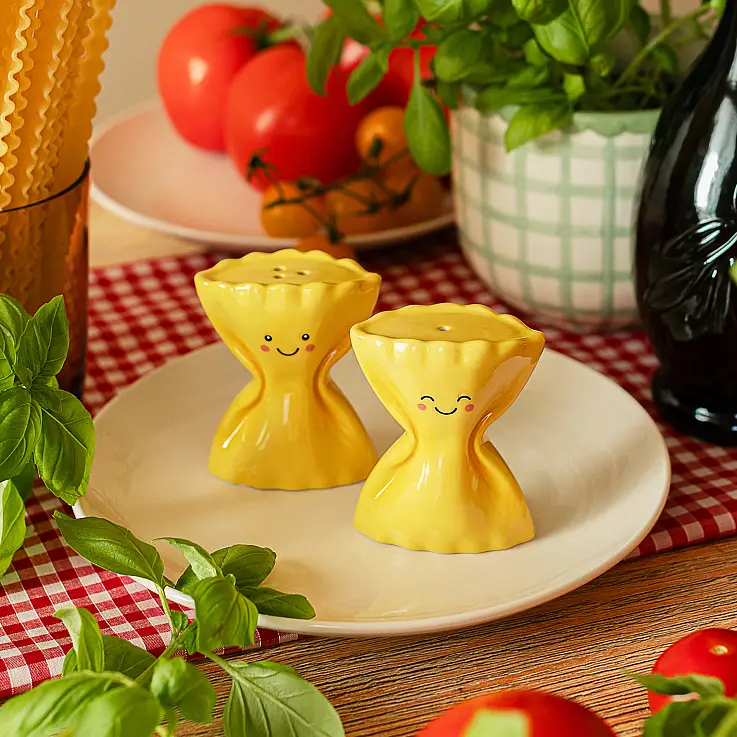 Salero y pimentero con forma de pasta