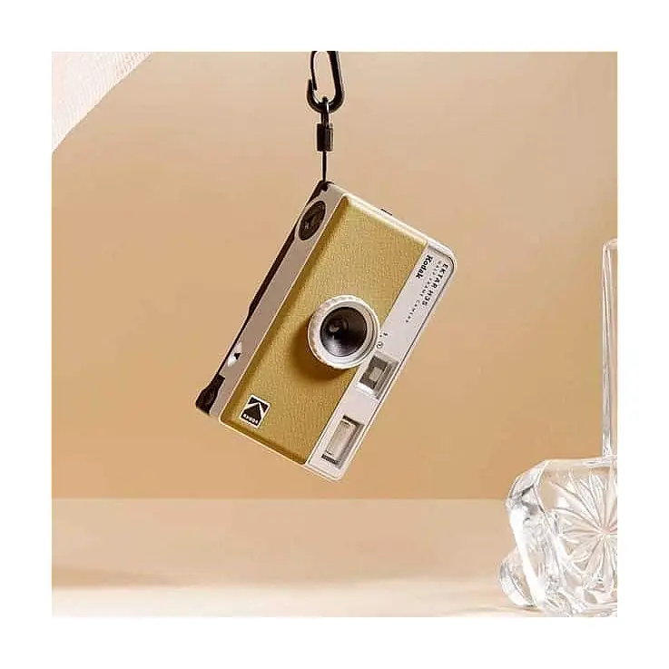 Funciona con película estándar de 35 mm