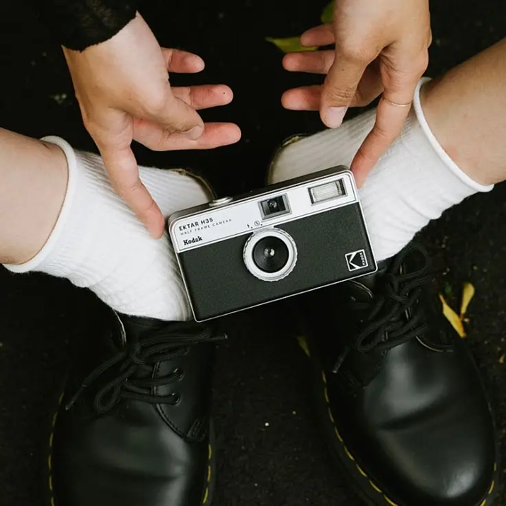 Incluye correa para la muñeca y funda de tela