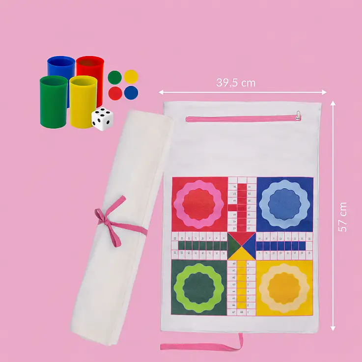Incluye: 4 cubiletes, 4 dados, 16 fichas y tablero enrollable