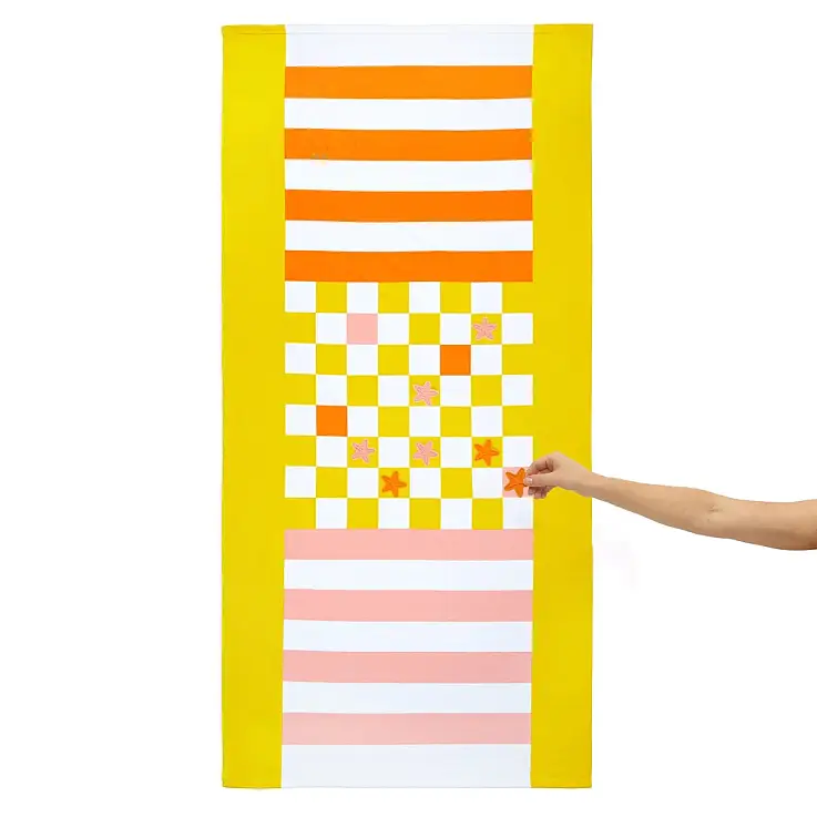 Toalla de playa original de juego Checkers amarilla