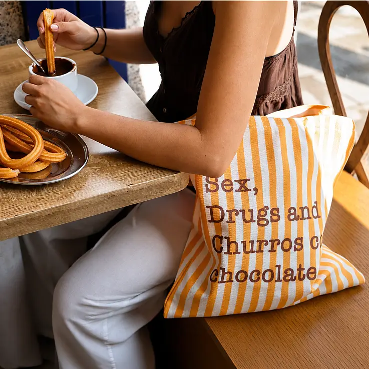 Tote bag de rayas con mensaje Sex, drugs and churros con chocolate