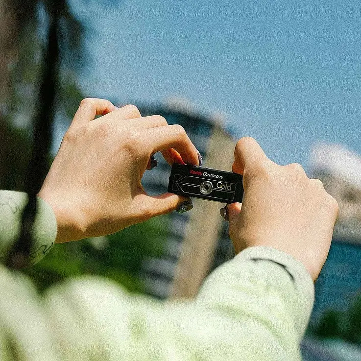 Permite tomar fotos y grabar vídeos
