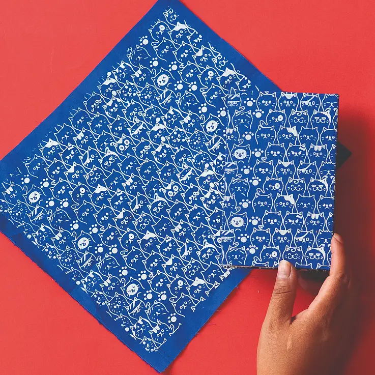  Incluye una tela de algodón 100% serigrafiada con estampado de gatos