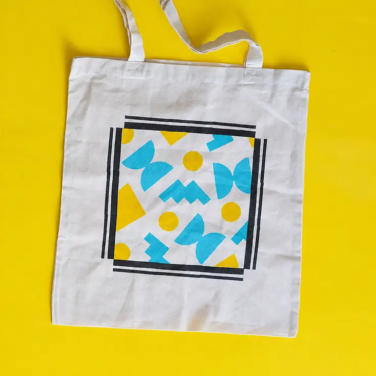 Incluye dos pinturas textiles, en color amarillo y turquesa