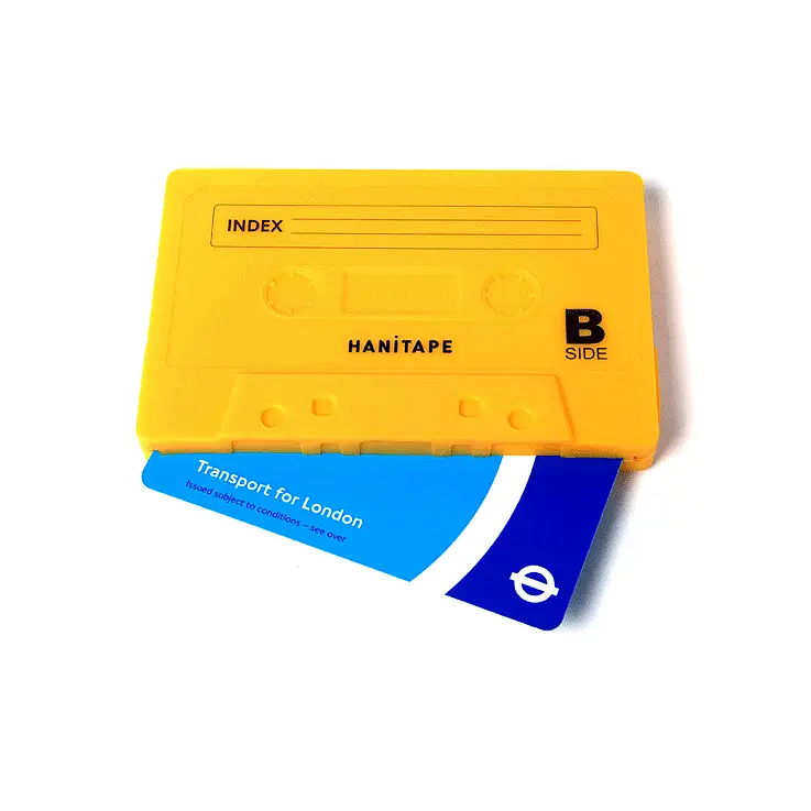 Cuenta con dos imanes para que no se escapen las monedas