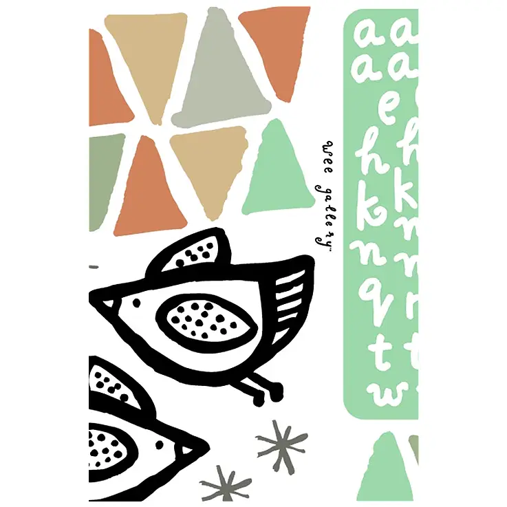 Hay letras, pájaros, estrellas y triángulos