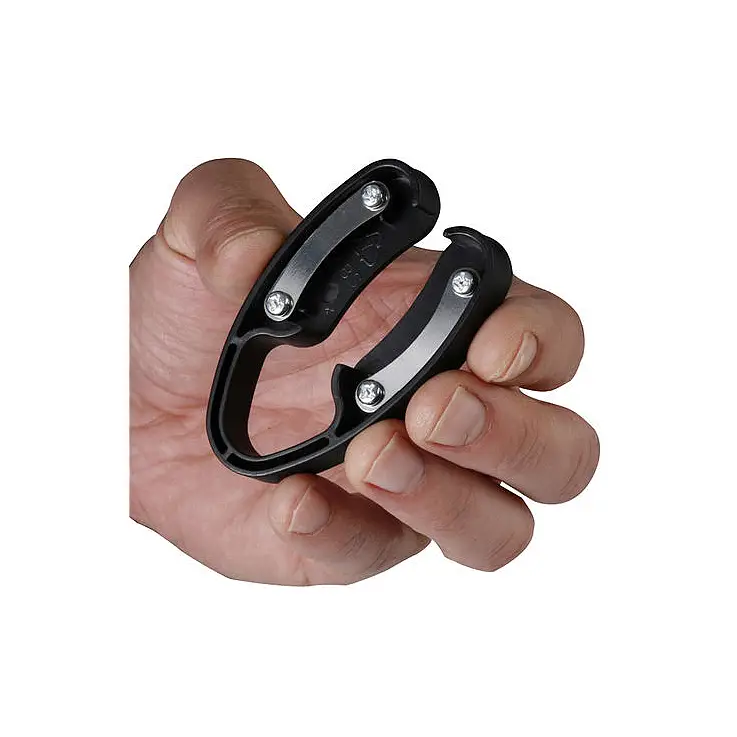 Quita el preciento de la botella con la parte de abajo del soporte