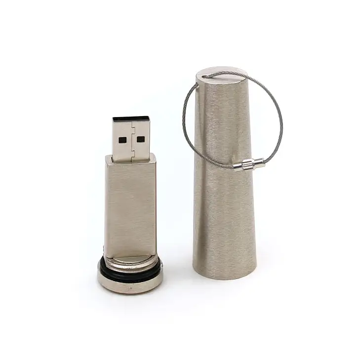 La Memoria USB se enrosca dentro del cilindro