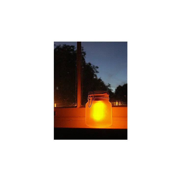 Tarro solar iluminando la noche