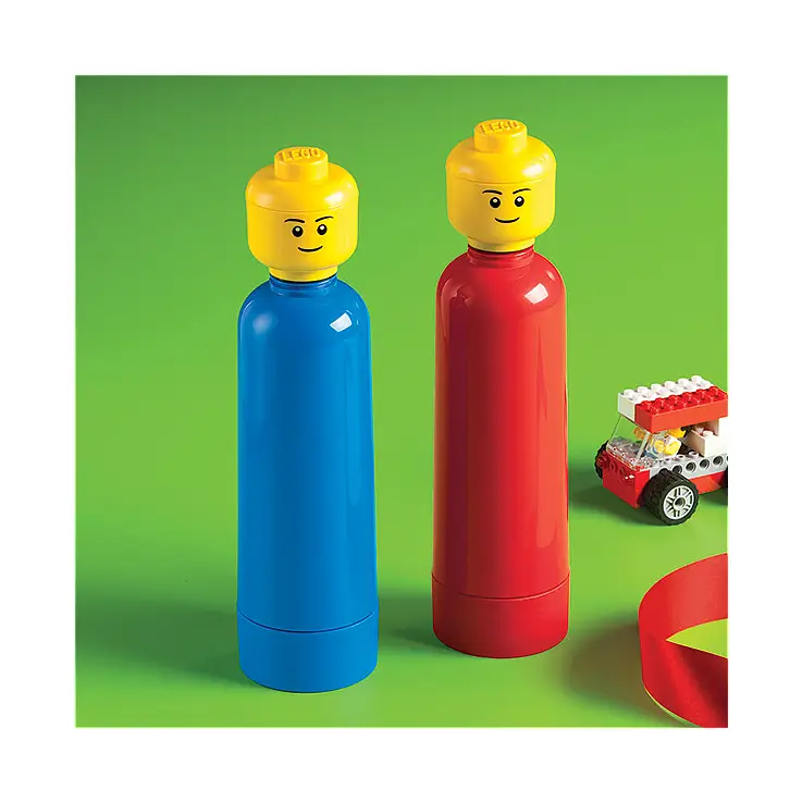 Su tapón con forma de cabeza de LEGO la distingue