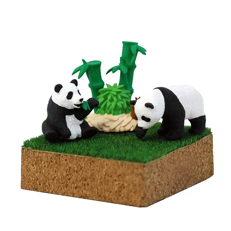 Los pandas comen su bambú relajadamente...