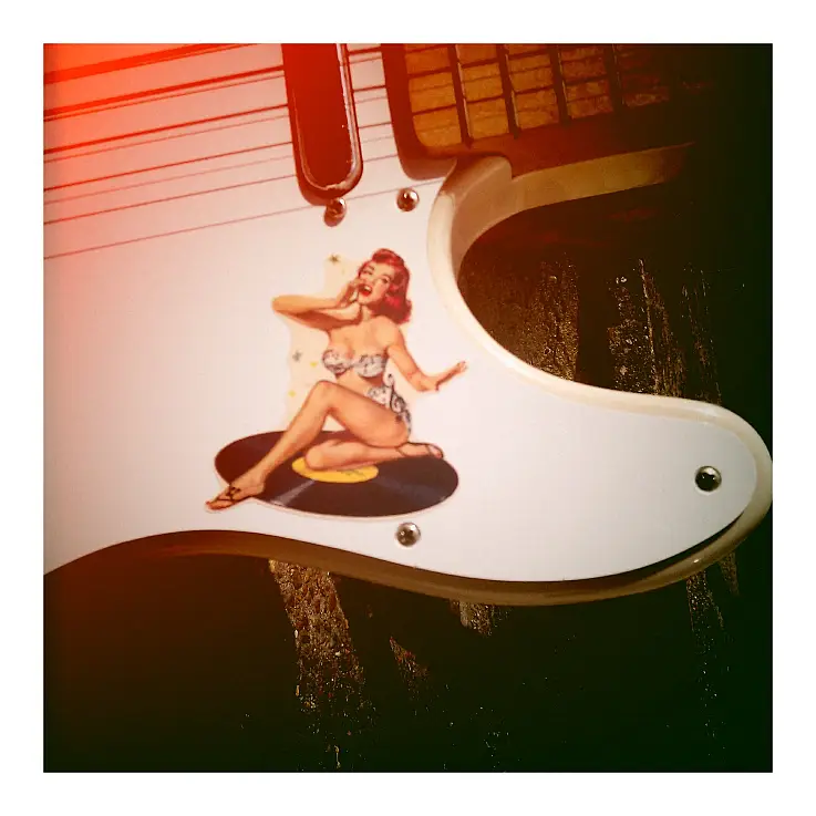 Pon una pin-up musical en tu guitarra