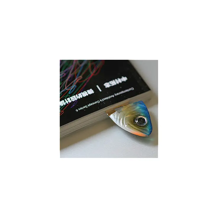 Una sardinita asomando de tus libros...