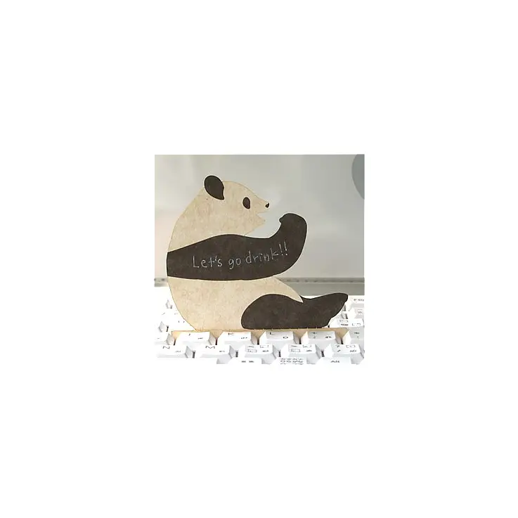 Un oso panda sentado en tu teclado