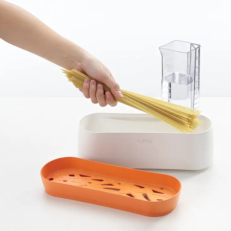 Mete la pasta en el cocedor y cubre con agua
