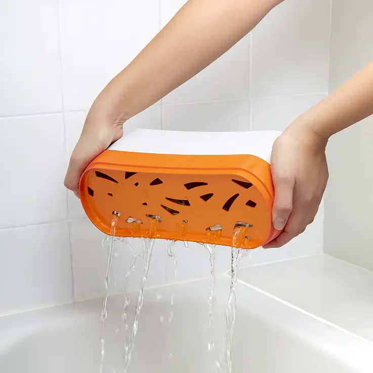 Dale la vuelta a la tapa y escurre el agua