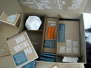 Lápices mascados y dados toma-decisiones en el Kit para Escritores Frustrados
