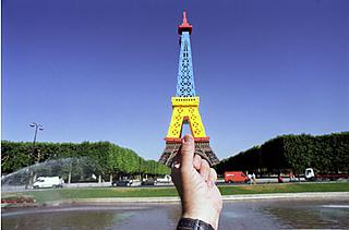 Una colorida Torre Eiffel suplanta el monumento más famoso de París