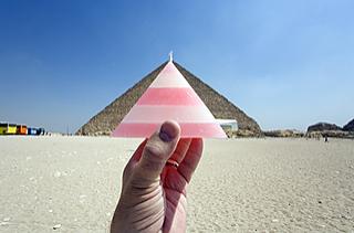 Una vela con forma de pirámide