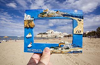 Un marco de fotos se funde con la playa de Peníscola