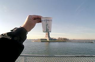 La primera foto de su colección: la taza de la Estatua de la Libertad