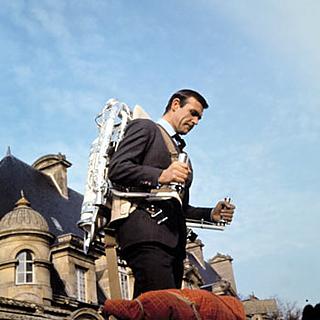James Bond utilizando una mochila voladora, uno de sus incontables gadgets